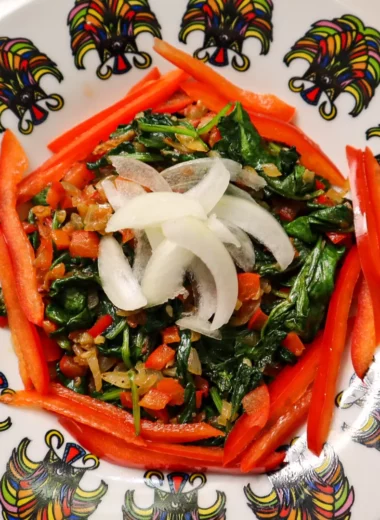 Sauteed spinach in a bol.