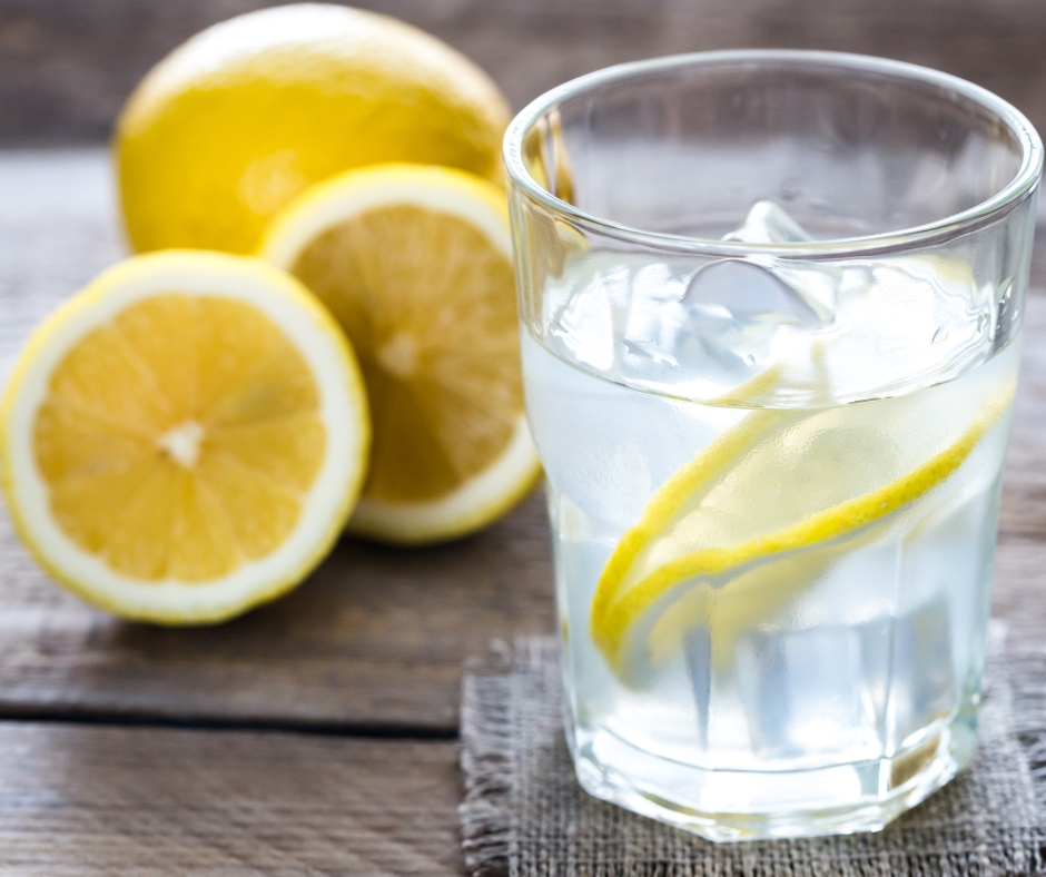 Water in a glass with lemon slices.