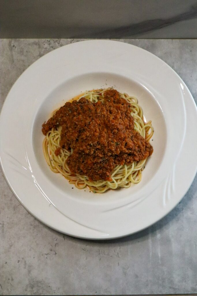 Spaghetti z mielonym indykiem w misce.