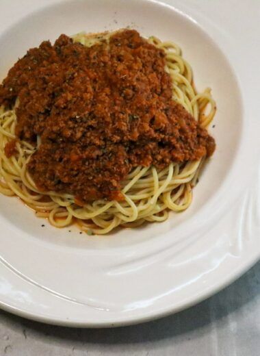 Spaghetti with ground turkey in a bowl.