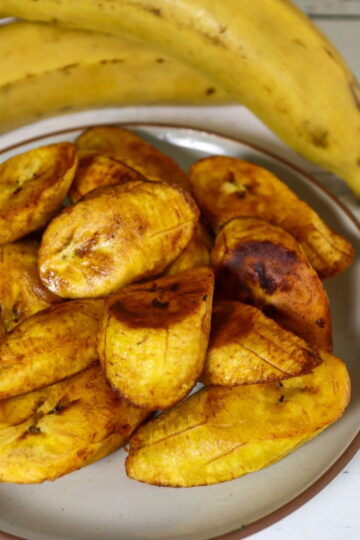 Fried plantain on a plate.